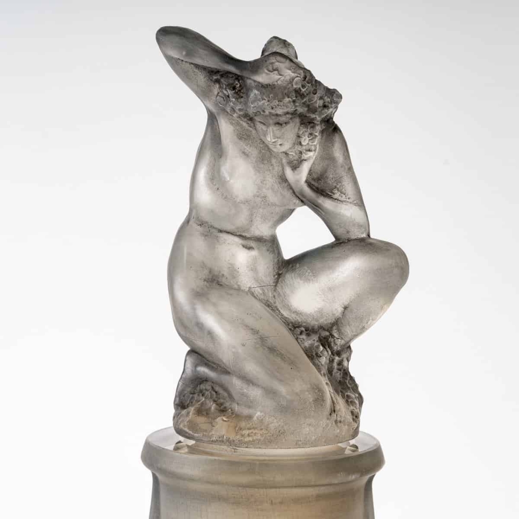 Vase « Méplat Sirènes avec Bouchon Figurines » verre blanc patiné Gris de René LALIQUE | Biron Vase "Méplat Sirènes avec Bouchon Figurines" verre blanc patiné Gris de René LALIQUE