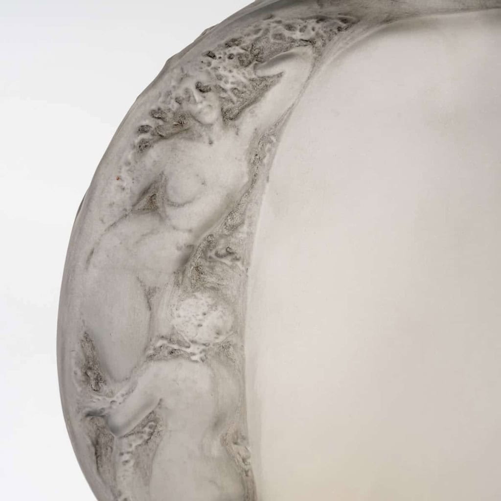 Vase « Méplat Sirènes avec Bouchon Figurines » verre blanc patiné Gris de René LALIQUE | Biron Vase "Méplat Sirènes avec Bouchon Figurines" verre blanc patiné Gris de René LALIQUE