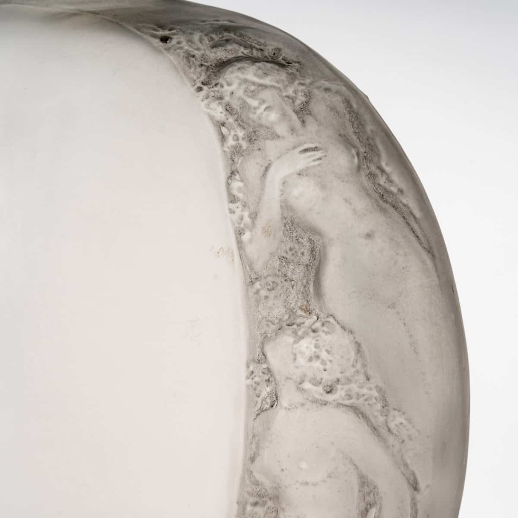 Vase « Méplat Sirènes avec Bouchon Figurines » verre blanc patiné Gris de René LALIQUE | Biron Vase "Méplat Sirènes avec Bouchon Figurines" verre blanc patiné Gris de René LALIQUE