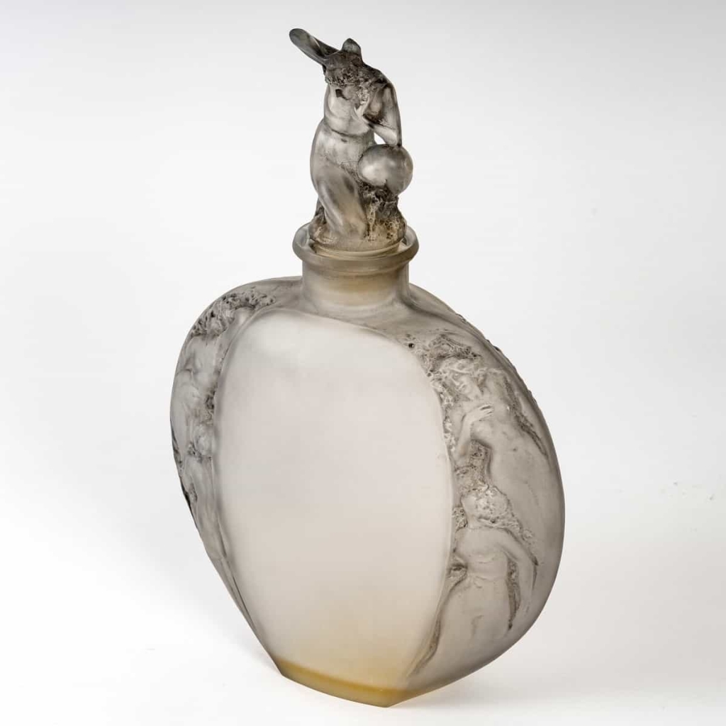 Vase « Méplat Sirènes avec Bouchon Figurines » verre blanc patiné Gris de René LALIQUE | Biron Vase "Méplat Sirènes avec Bouchon Figurines" verre blanc patiné Gris de René LALIQUE