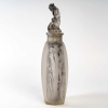 Vase « Méplat Sirènes avec Bouchon Figurines » verre blanc patiné Gris de René LALIQUE | Biron Vase "Méplat Sirènes avec Bouchon Figurines" verre blanc patiné Gris de René LALIQUE