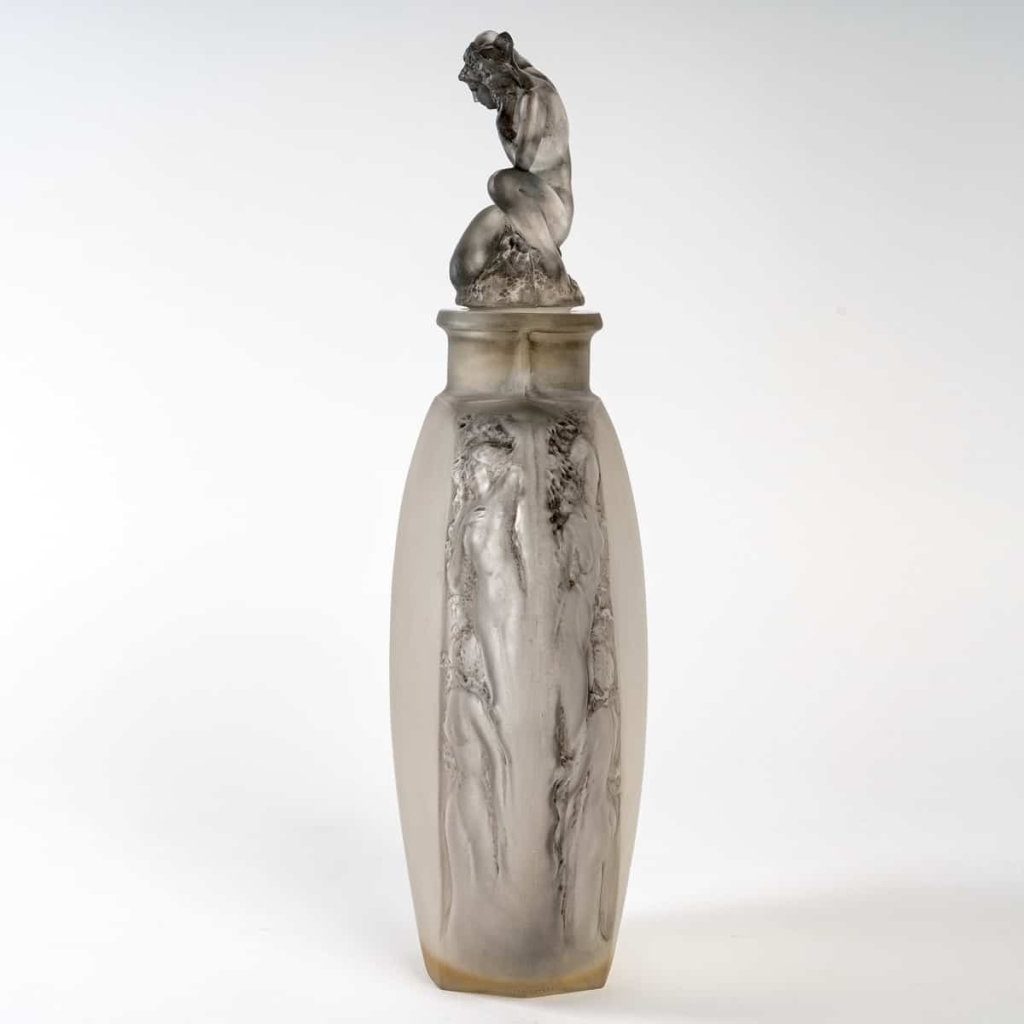 Vase « Méplat Sirènes avec Bouchon Figurines » verre blanc patiné Gris de René LALIQUE | Biron Vase "Méplat Sirènes avec Bouchon Figurines" verre blanc patiné Gris de René LALIQUE
