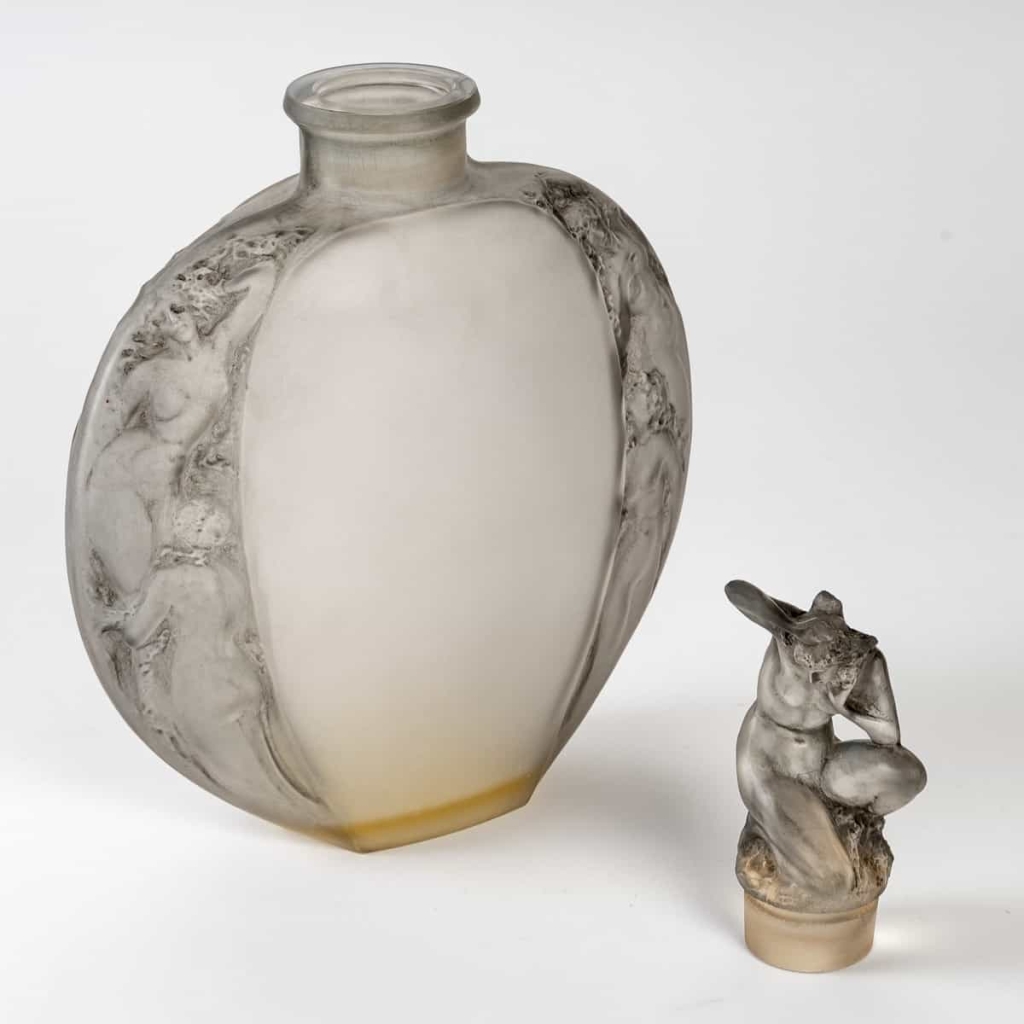 Vase « Méplat Sirènes avec Bouchon Figurines » verre blanc patiné Gris de René LALIQUE | Biron Vase "Méplat Sirènes avec Bouchon Figurines" verre blanc patiné Gris de René LALIQUE