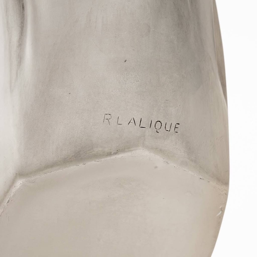 Vase « Méplat Sirènes avec Bouchon Figurines » verre blanc patiné Gris de René LALIQUE | Biron Vase "Méplat Sirènes avec Bouchon Figurines" verre blanc patiné Gris de René LALIQUE