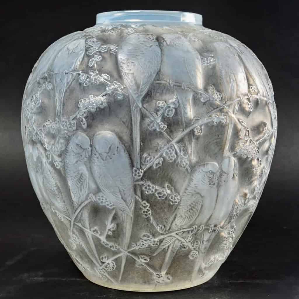 Vase « Perruches » en verre opalescent double couche patiné gris de René LALIQUE | Biron |||||||