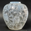Vase « Perruches » en verre opalescent double couche patiné gris de René LALIQUE | Biron Vase "Perruches" en verre opalescent double couche patiné gris de René LALIQUE