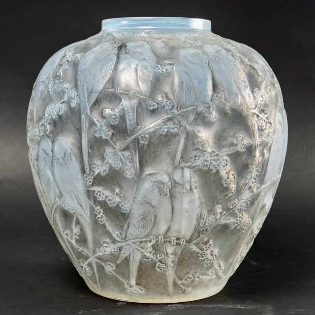 Vase « Perruches » en verre opalescent double couche patiné gris de René LALIQUE | Biron Vase "Perruches" en verre opalescent double couche patiné gris de René LALIQUE