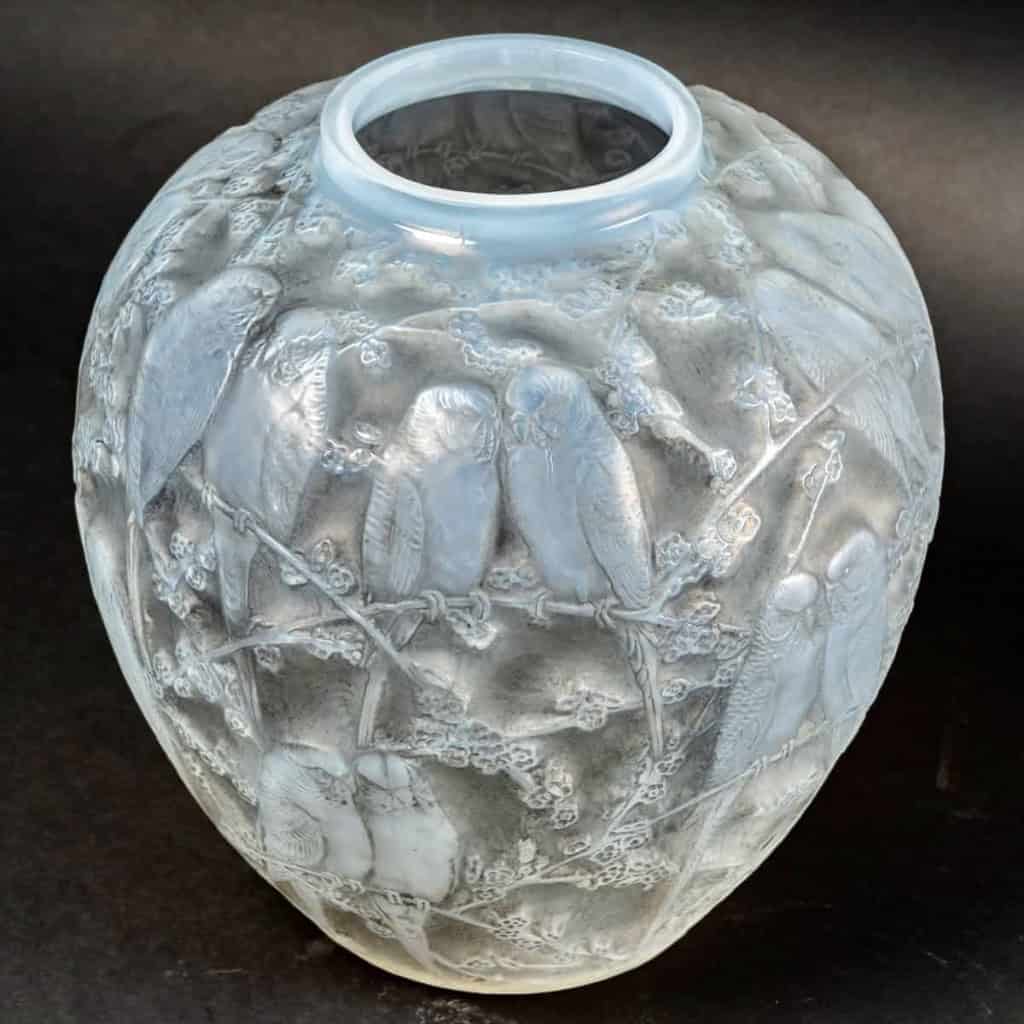 Vase « Perruches » en verre opalescent double couche patiné gris de René LALIQUE | Biron Vase "Perruches" en verre opalescent double couche patiné gris de René LALIQUE