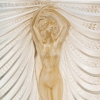 Vase « Terpsichore » verre blanc patiné sépia de René LALIQUE | Biron Vase "Terpsichore" verre blanc patiné sépia de René LALIQUE