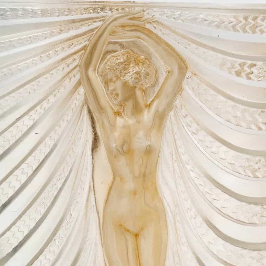 Vase « Terpsichore » verre blanc patiné sépia de René LALIQUE | Biron Vase "Terpsichore" verre blanc patiné sépia de René LALIQUE