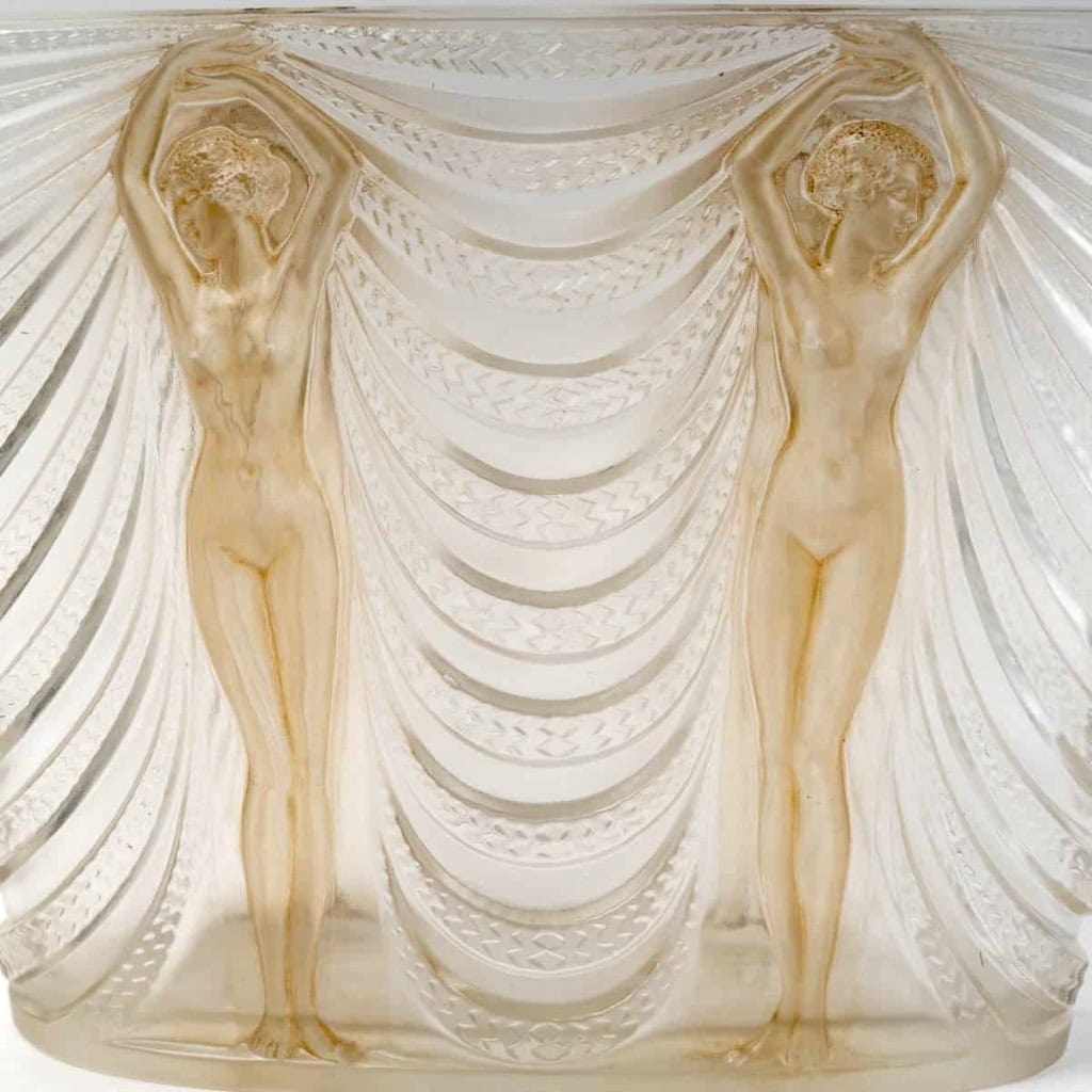 Vase « Terpsichore » verre blanc patiné sépia de René LALIQUE | Biron Vase "Terpsichore" verre blanc patiné sépia de René LALIQUE