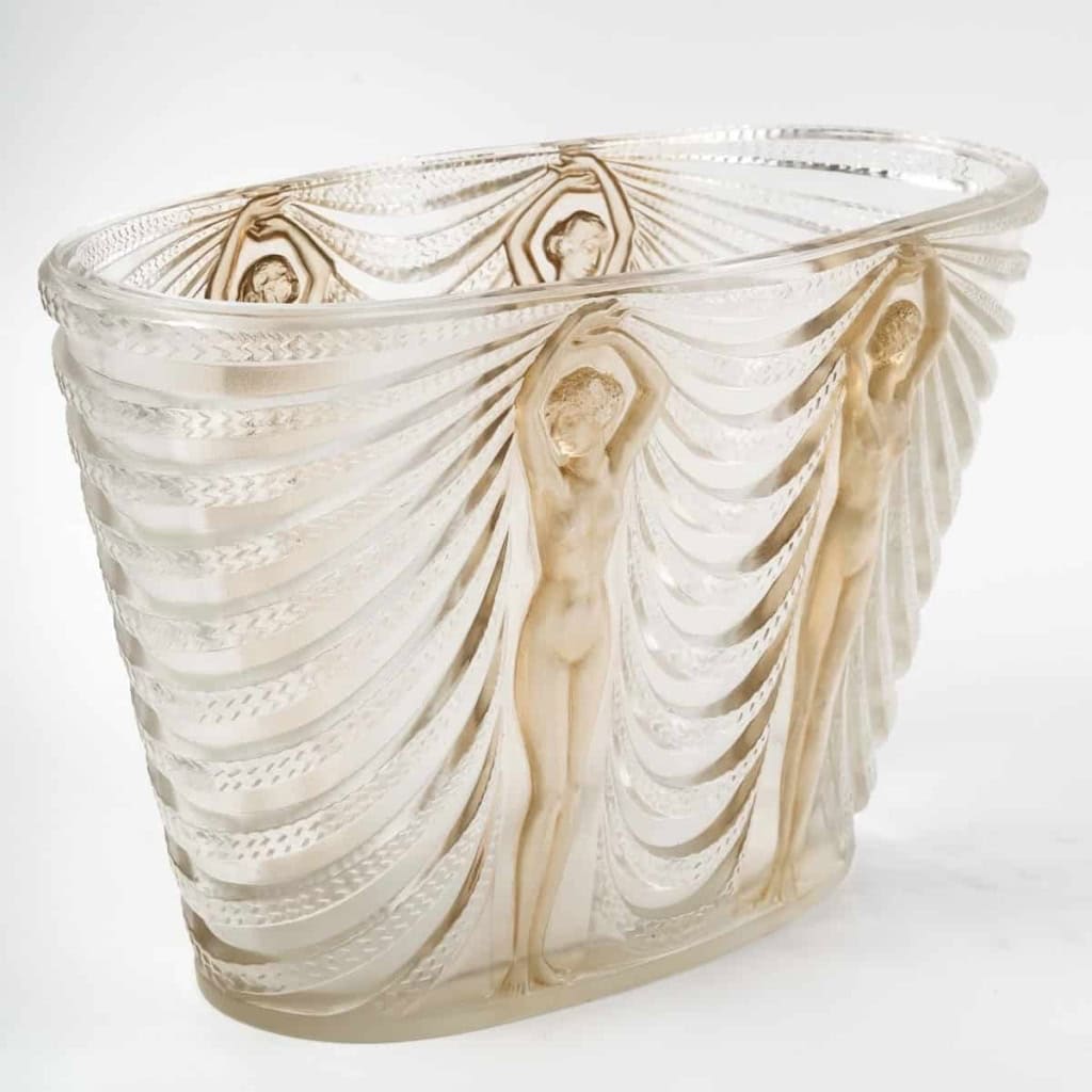 Vase « Terpsichore » verre blanc patiné sépia de René LALIQUE | Biron Vase "Terpsichore" verre blanc patiné sépia de René LALIQUE