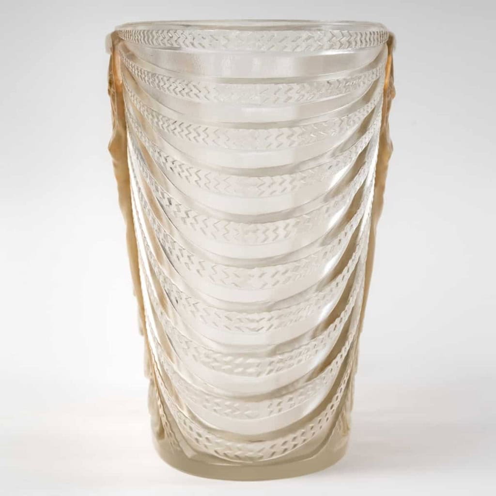 Vase « Terpsichore » verre blanc patiné sépia de René LALIQUE | Biron Vase "Terpsichore" verre blanc patiné sépia de René LALIQUE