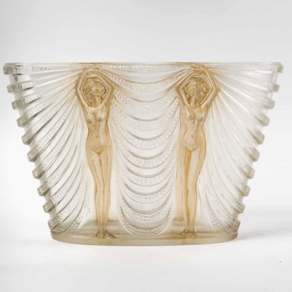 Vase « Terpsichore » verre blanc patiné sépia de René LALIQUE | Biron Vase "Terpsichore" verre blanc patiné sépia de René LALIQUE