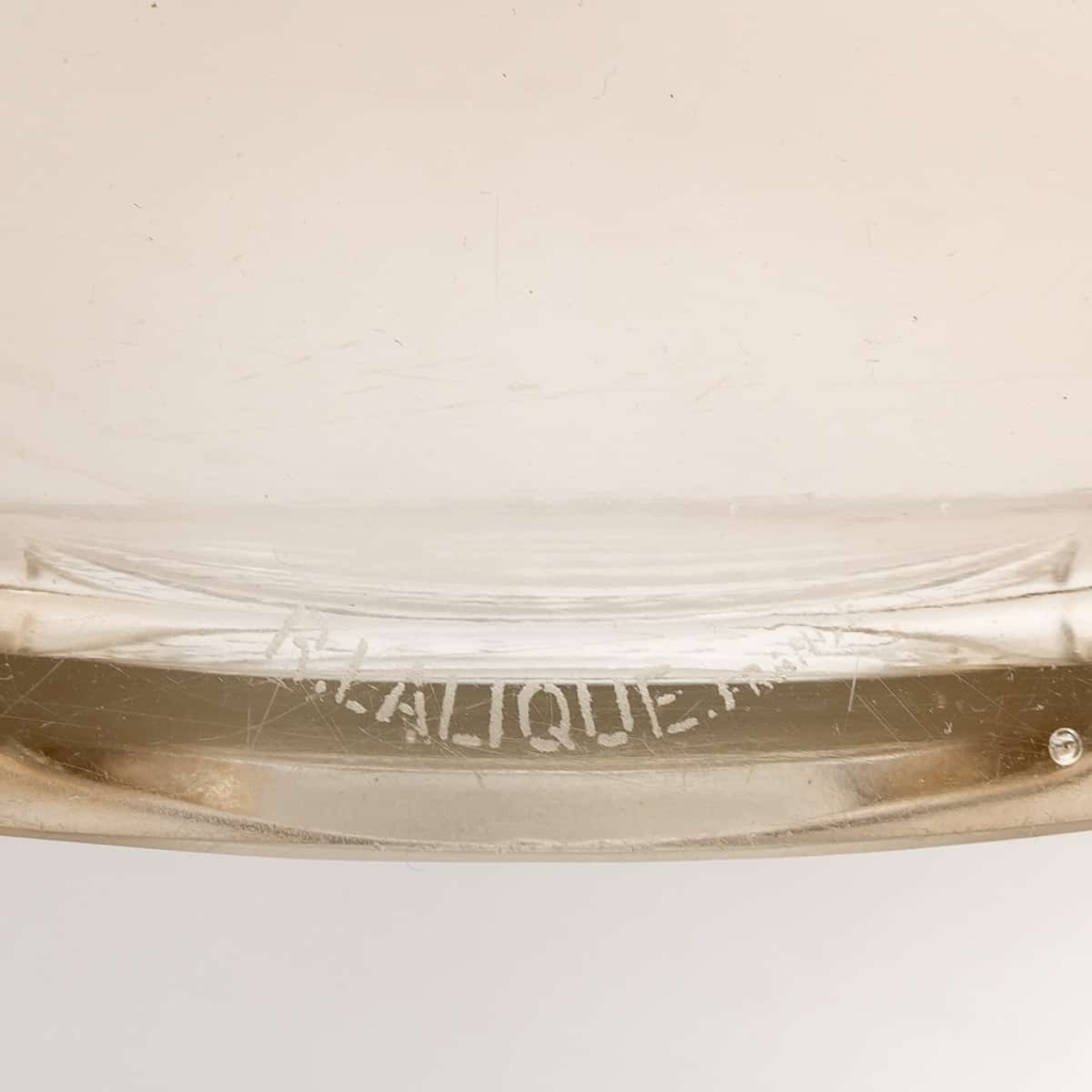 Vase « Terpsichore » verre blanc patiné sépia de René LALIQUE | Biron Vase "Terpsichore" verre blanc patiné sépia de René LALIQUE