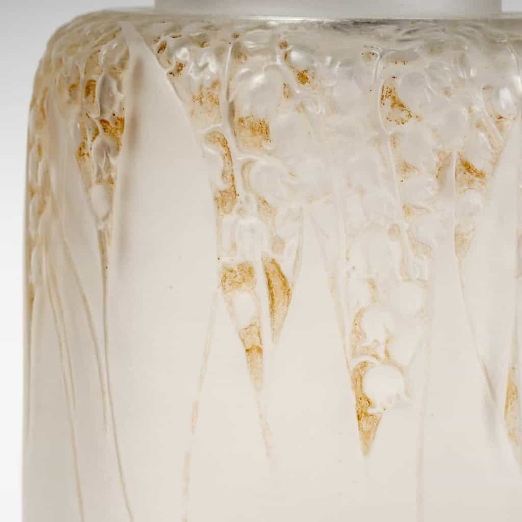 Vase « Muguet » verre blanc patiné sépia de René LALIQUE | Biron Vase "Muguet" verre blanc patiné sépia de René LALIQUE