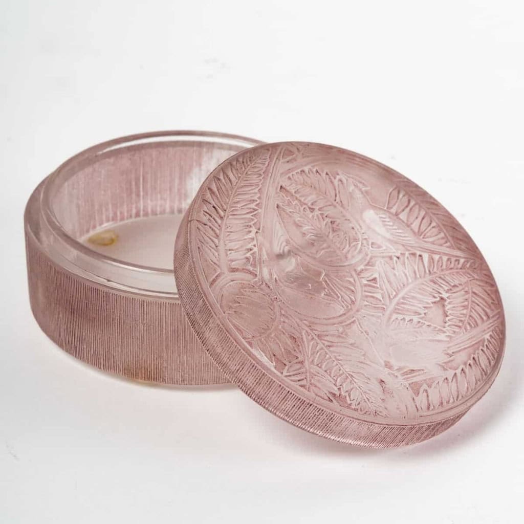 Boite « Vaucluse » verre blanc patiné rose de René LALIQUE | Biron Boite "Vaucluse" verre blanc patiné rose de René LALIQUE