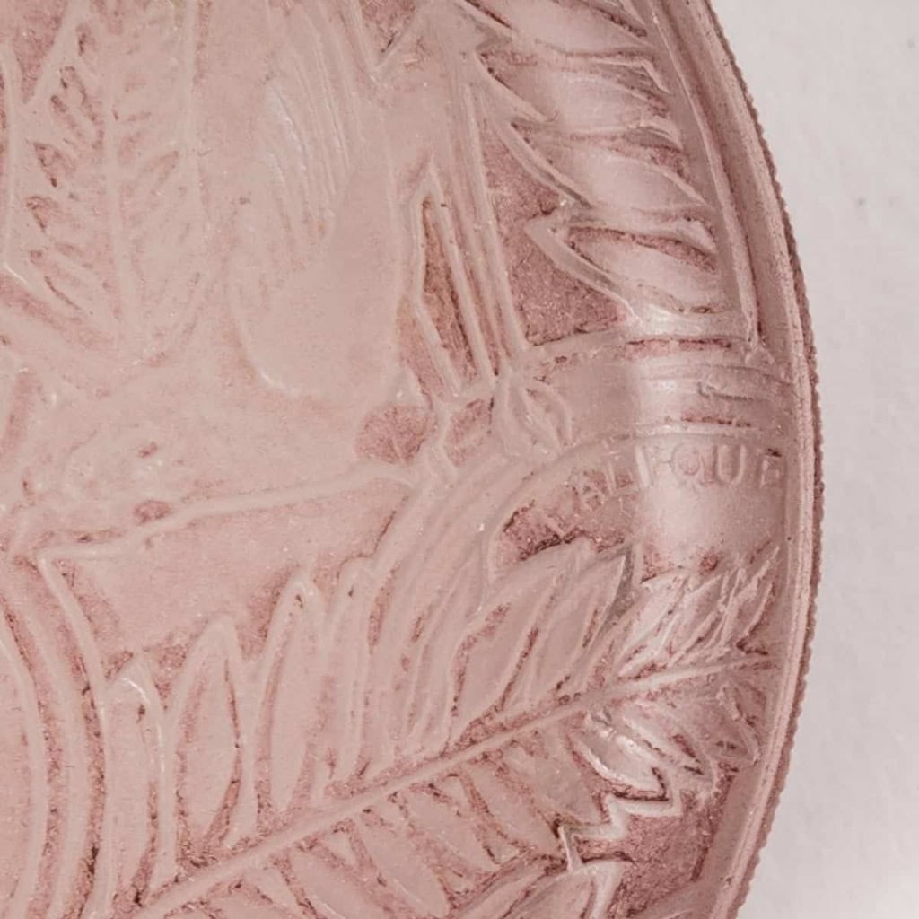 Boite « Vaucluse » verre blanc patiné rose de René LALIQUE | Biron Boite "Vaucluse" verre blanc patiné rose de René LALIQUE