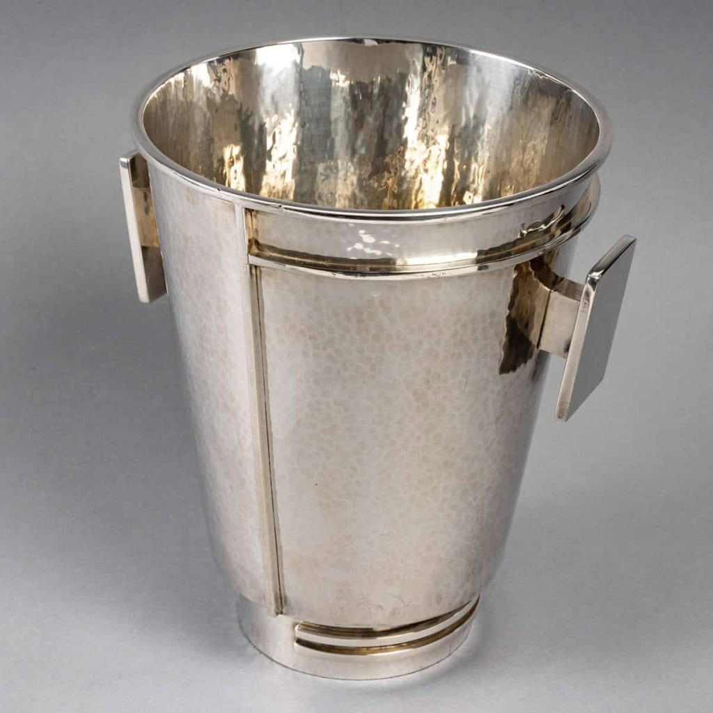 Seau à Champagne Moderniste métal argenté martelé de Jean DESPRES | Biron Seau à Champagne Moderniste métal argenté martelé de Jean DESPRES