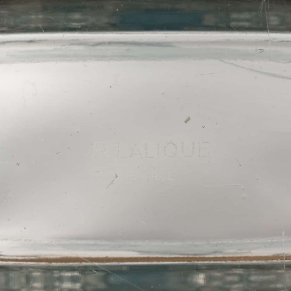Vase « Flore » verre blanc patiné bleu de René LALIQUE | Biron Vase "Flore" verre blanc patiné bleu de René LALIQUE