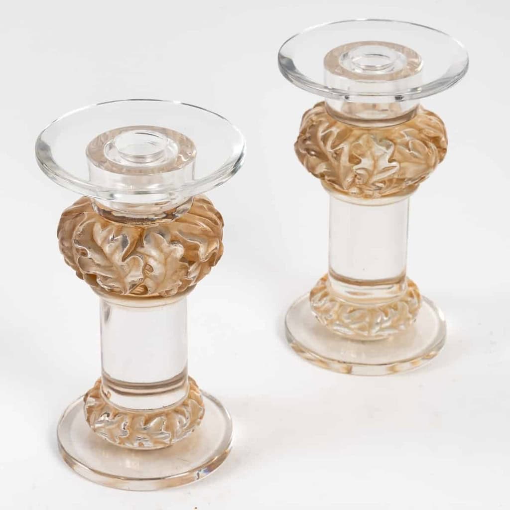 Paire de Bougeoirs "Chêne" verre blanc patiné sépia de René LALIQUE