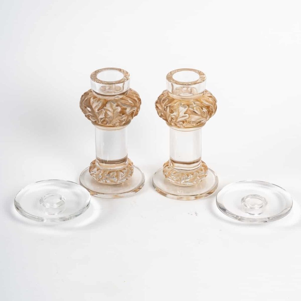 Paire de Bougeoirs "Chêne" verre blanc patiné sépia de René LALIQUE
