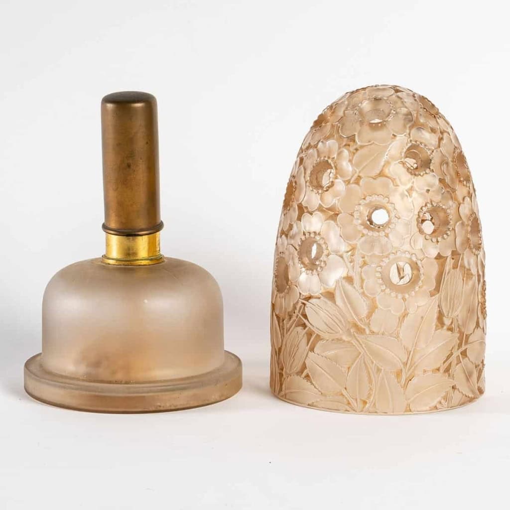 Brûle Parfums « Boutons D’Or » verre blanc patiné sépia de René LALIQUE pour les Lampes Berger | Biron Brûle Parfums "Boutons D'Or" verre blanc patiné sépia de René LALIQUE pour les Lampes Berger