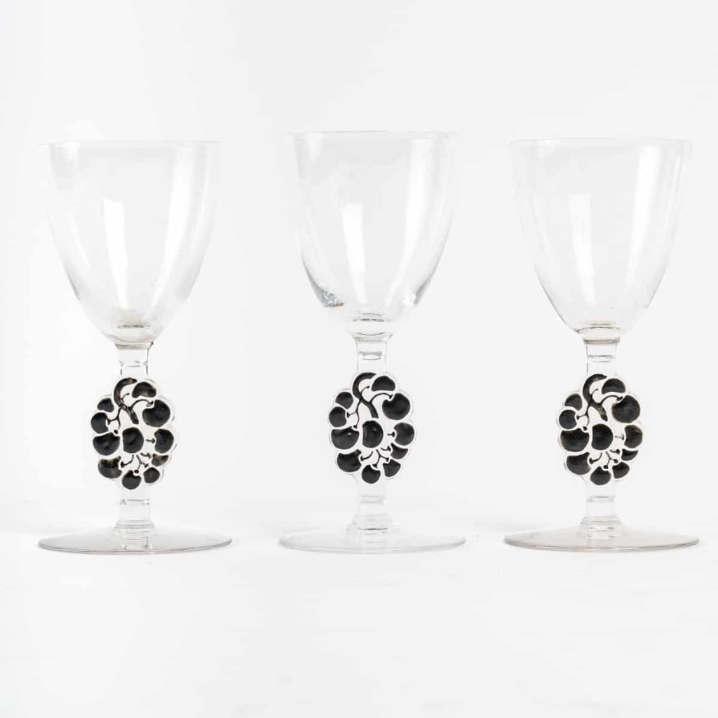 Suite de 6 Verres à Liqueur « Thionville » verre blanc émaillé noir de René LALIQUE – 6 pièces | Biron Suite de 6 Verres à Liqueur "Thionville" verre blanc émaillé noir de René LALIQUE - 6 pièces