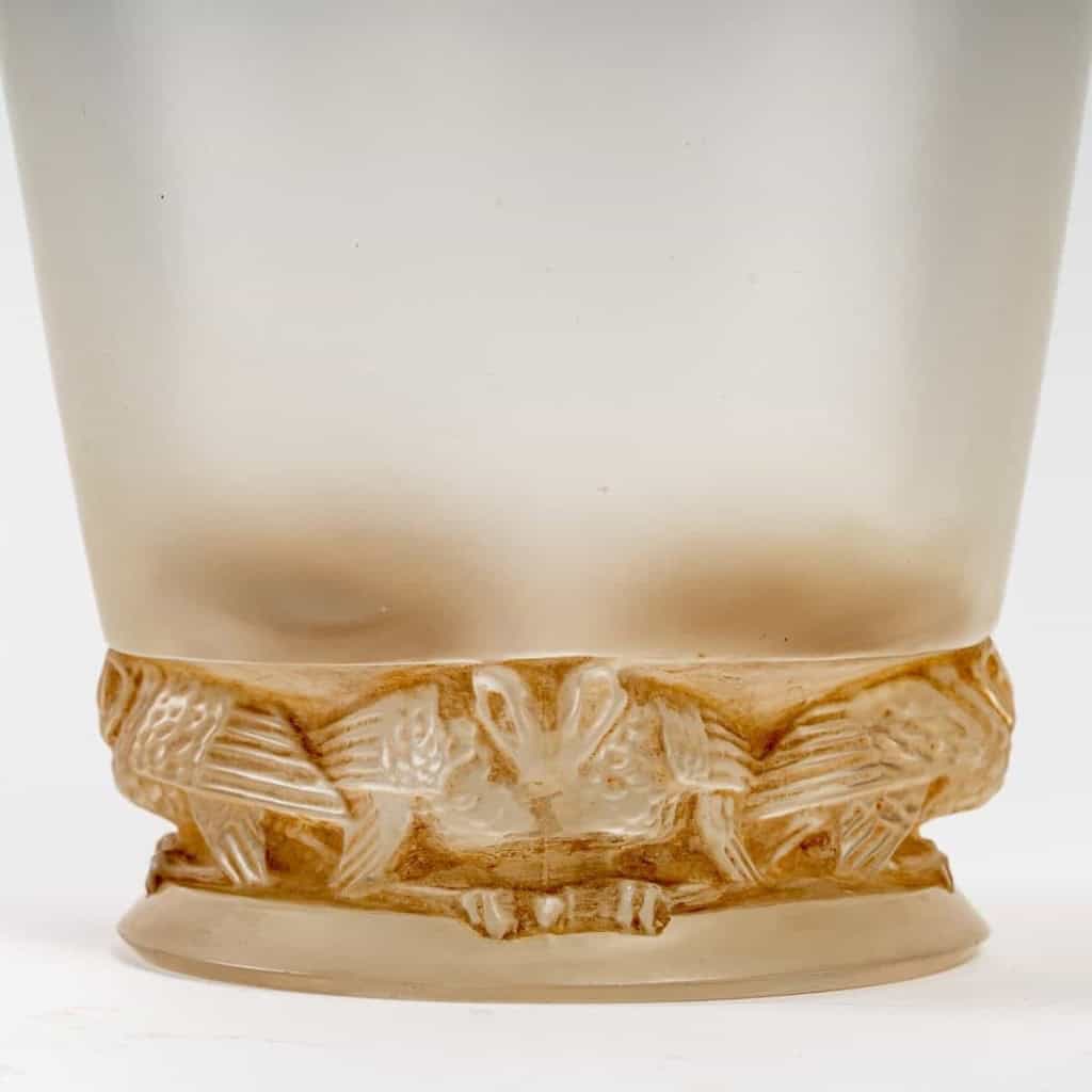 Vase « Frise Aigles » verre blanc patiné sépia de René LALIQUE | Biron Vase "Frise Aigles" verre blanc patiné sépia de René LALIQUE