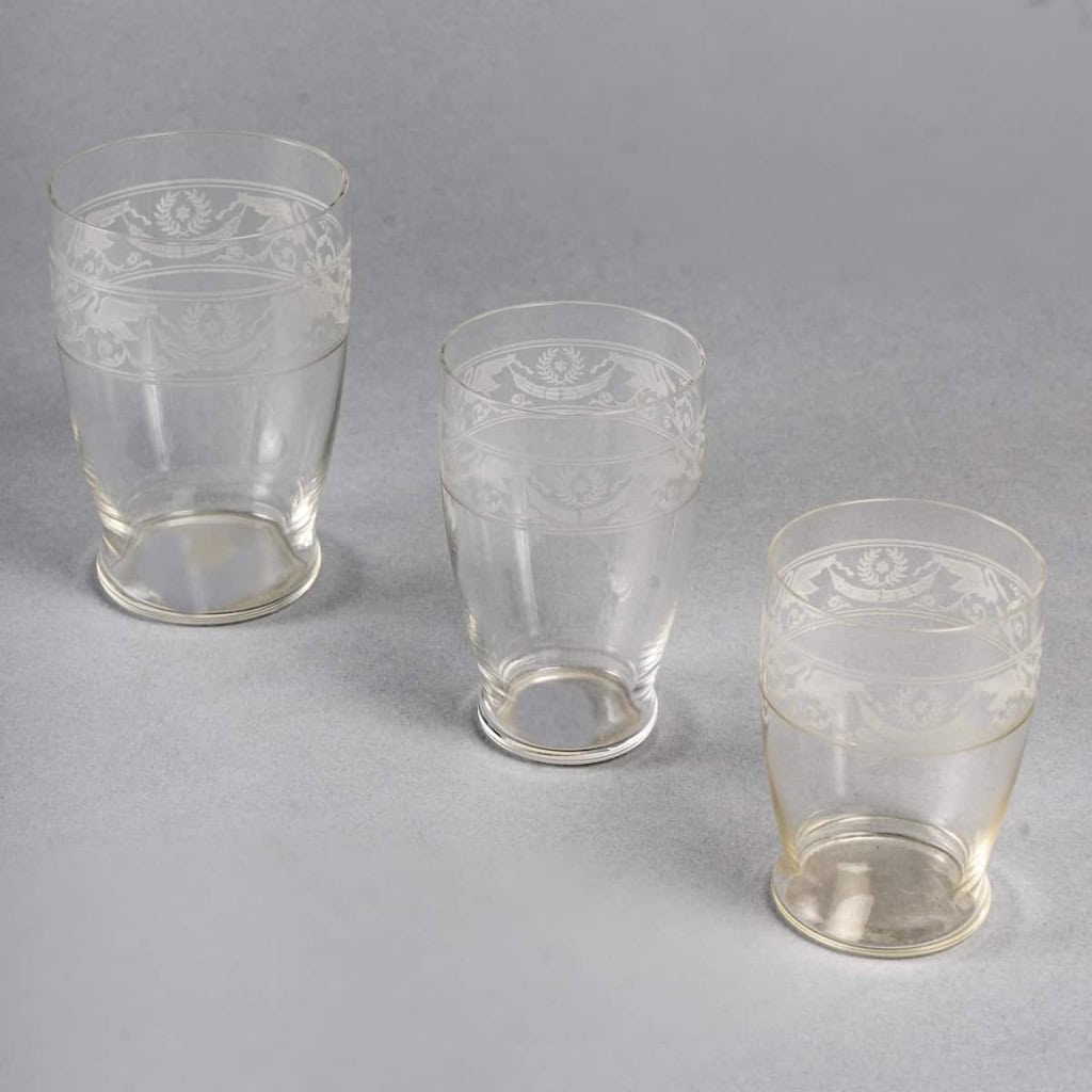 Service de Gobelets « Cygnes » cristal blanc gravé de BACCARAT – 32 pièces | Biron Service de Gobelets "Cygnes" cristal blanc gravé de BACCARAT - 32 pièces