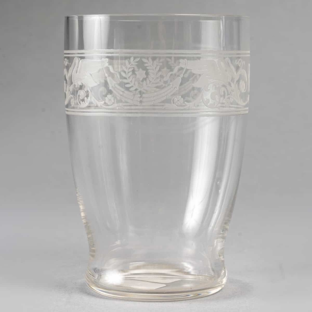 Service de Gobelets « Cygnes » cristal blanc gravé de BACCARAT – 32 pièces | Biron Service de Gobelets "Cygnes" cristal blanc gravé de BACCARAT - 32 pièces