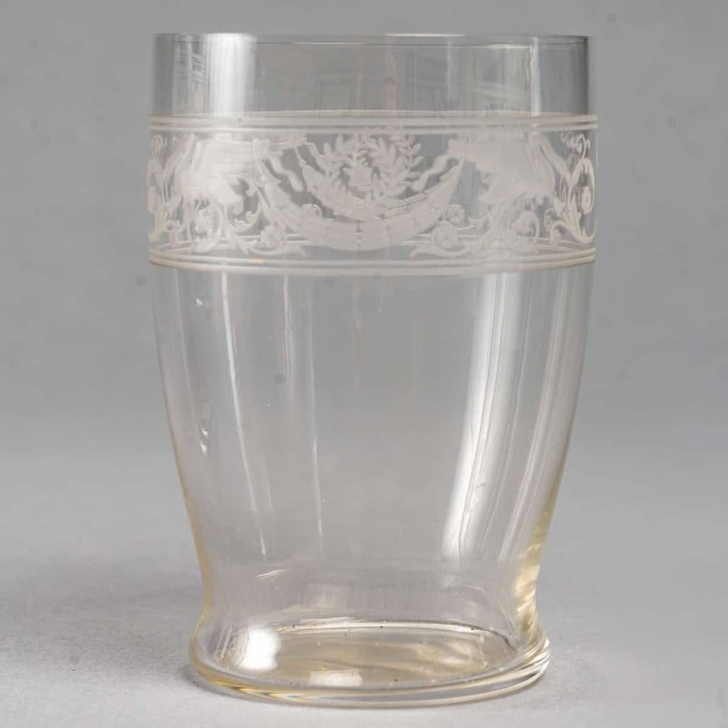 Service de Gobelets « Cygnes » cristal blanc gravé de BACCARAT – 32 pièces | Biron Service de Gobelets "Cygnes" cristal blanc gravé de BACCARAT - 32 pièces