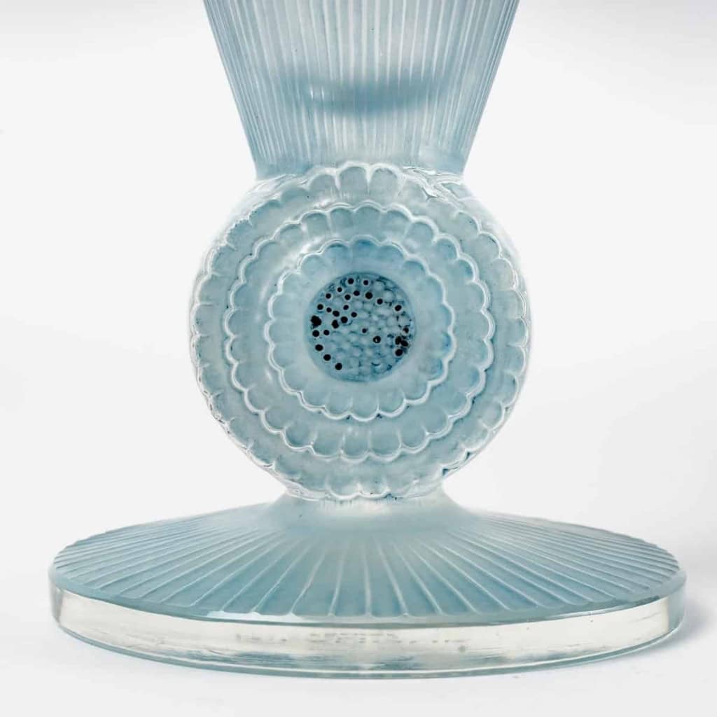Vase « Pavot » verre blanc patiné bleu et émaillé noir de René LALIQUE | Biron Vase "Pavot" verre blanc patiné bleu et émaillé noir de René LALIQUE