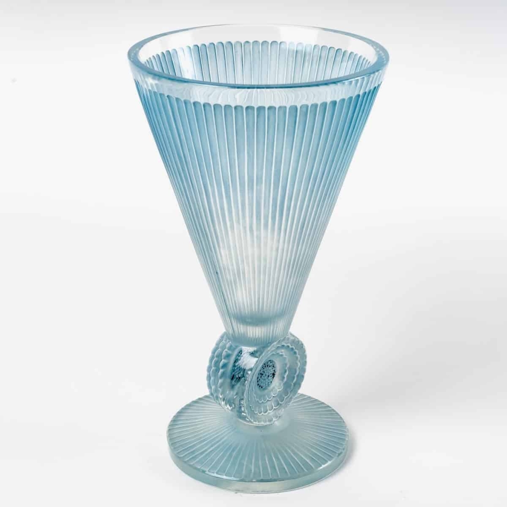 Vase « Pavot » verre blanc patiné bleu et émaillé noir de René LALIQUE | Biron Vase "Pavot" verre blanc patiné bleu et émaillé noir de René LALIQUE