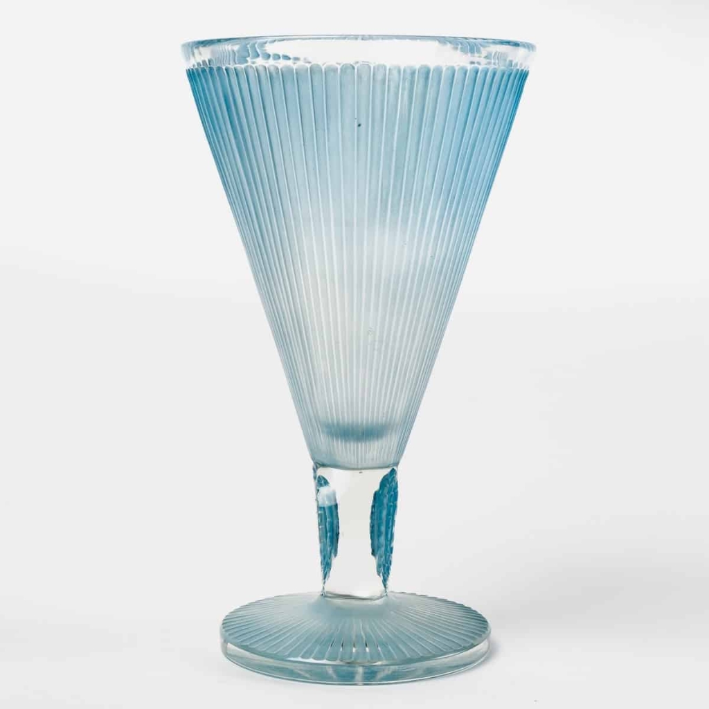 Vase « Pavot » verre blanc patiné bleu et émaillé noir de René LALIQUE | Biron Vase "Pavot" verre blanc patiné bleu et émaillé noir de René LALIQUE