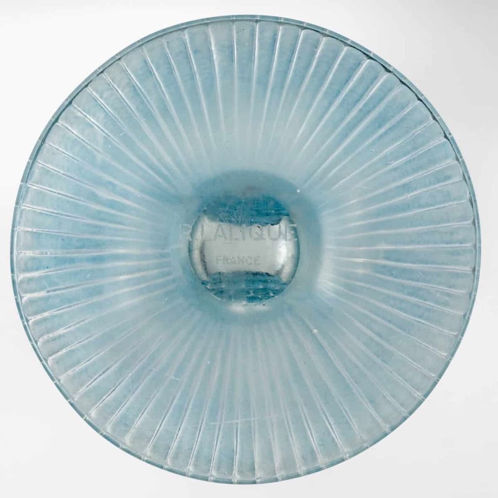 Vase « Pavot » verre blanc patiné bleu et émaillé noir de René LALIQUE | Biron Vase "Pavot" verre blanc patiné bleu et émaillé noir de René LALIQUE