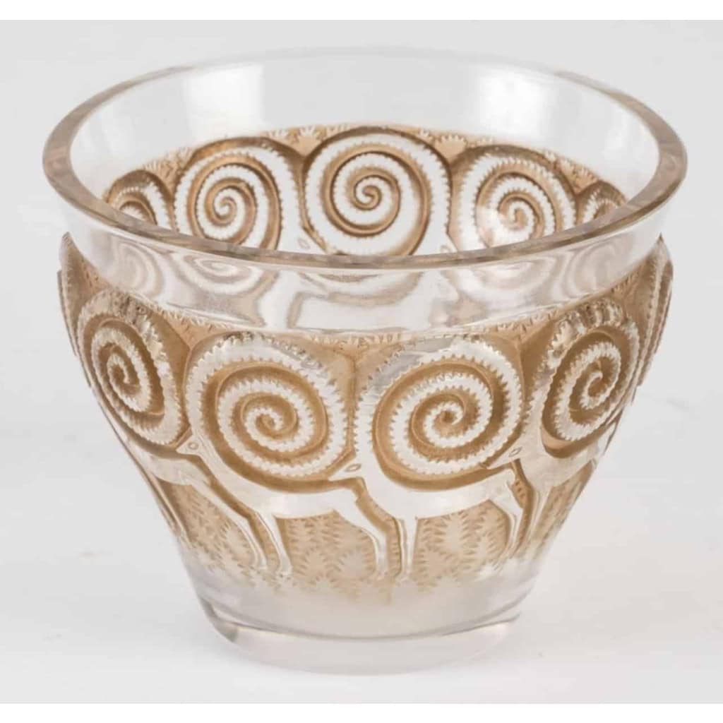 Vase « Rennes » verre blanc patiné sépia de René LALIQUE | Biron Vase "Rennes" verre blanc patiné sépia de René LALIQUE