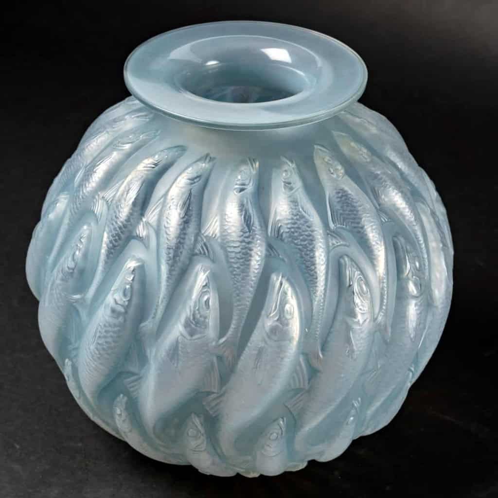 Vase « Marisa » verre opalescent patiné bleu de René LALIQUE | Biron Vase "Marisa" verre opalescent patiné bleu de René LALIQUE