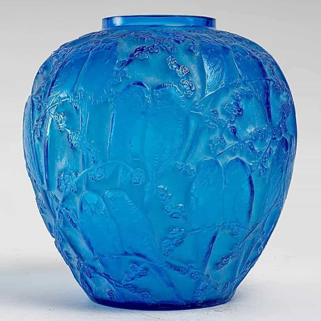 Vase « Perruches » verre bleu électrique patiné blanc de René LALIQUE | Biron ||||||||||||