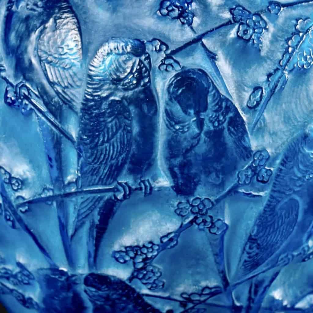 Vase « Perruches » verre bleu électrique patiné blanc de René LALIQUE | Biron Vase "Perruches" verre bleu électrique patiné blanc de René LALIQUE
