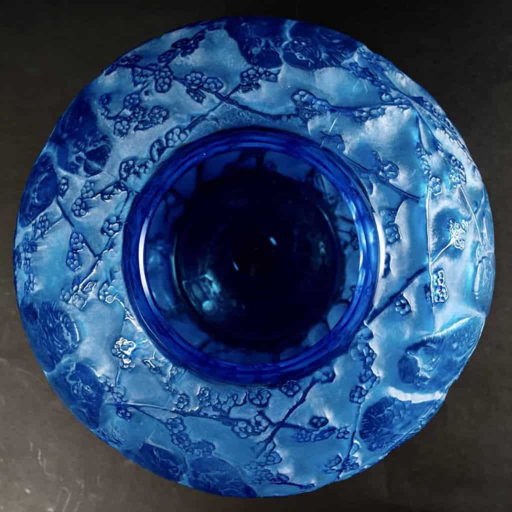 Vase « Perruches » verre bleu électrique patiné blanc de René LALIQUE | Biron Vase "Perruches" verre bleu électrique patiné blanc de René LALIQUE