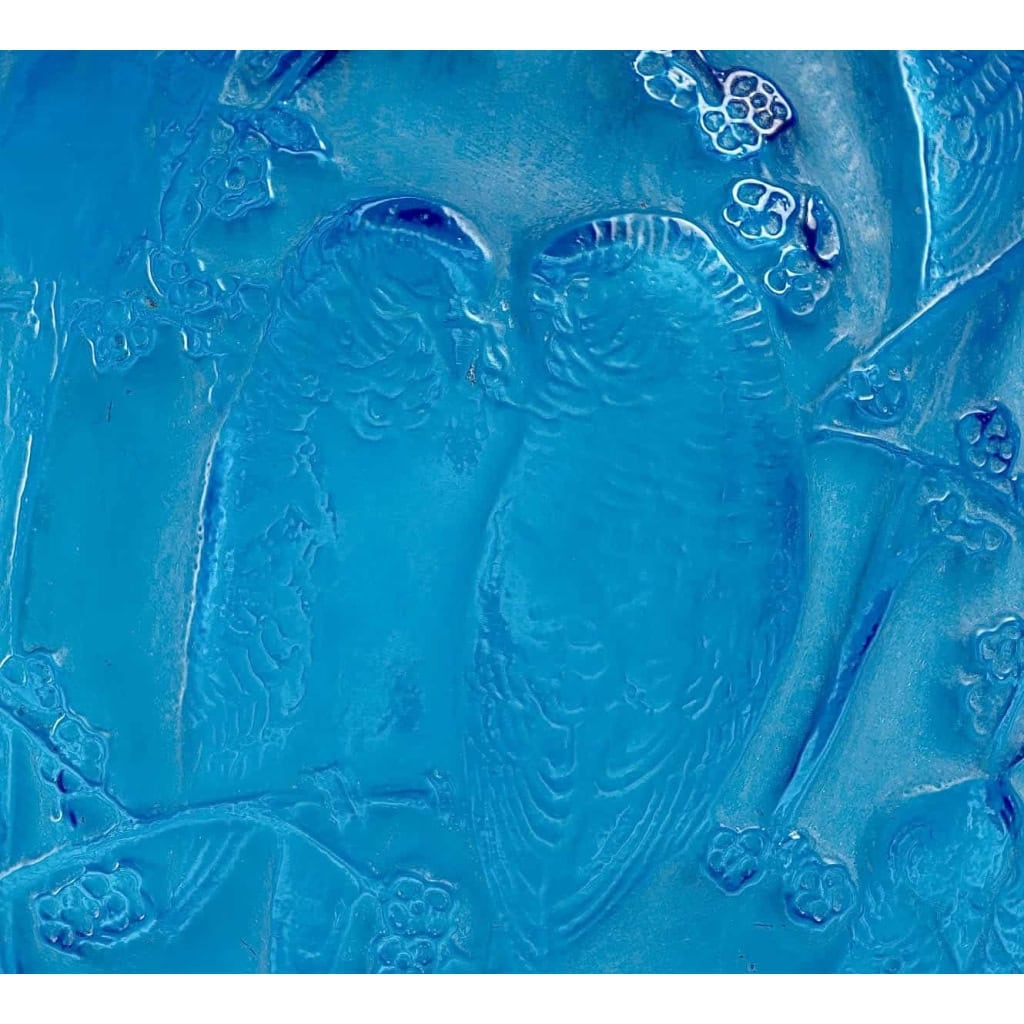Vase « Perruches » verre bleu électrique patiné blanc de René LALIQUE | Biron Vase "Perruches" verre bleu électrique patiné blanc de René LALIQUE