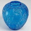 Vase « Perruches » verre bleu électrique patiné blanc de René LALIQUE | Biron Vase "Perruches" verre bleu électrique patiné blanc de René LALIQUE