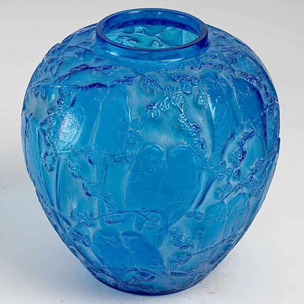 Vase « Perruches » verre bleu électrique patiné blanc de René LALIQUE | Biron Vase "Perruches" verre bleu électrique patiné blanc de René LALIQUE