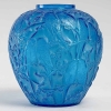 Vase « Perruches » verre bleu électrique patiné blanc de René LALIQUE | Biron Vase "Perruches" verre bleu électrique patiné blanc de René LALIQUE