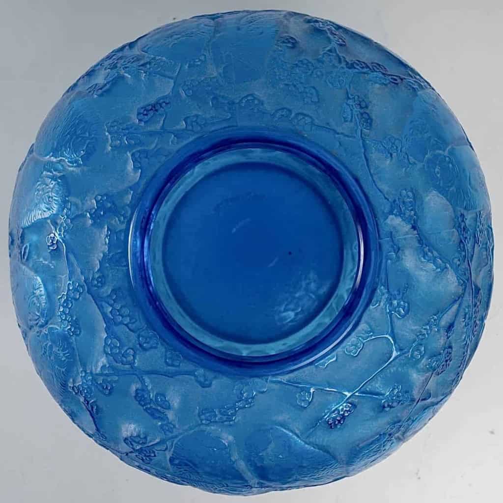 Vase « Perruches » verre bleu électrique patiné blanc de René LALIQUE | Biron Vase "Perruches" verre bleu électrique patiné blanc de René LALIQUE