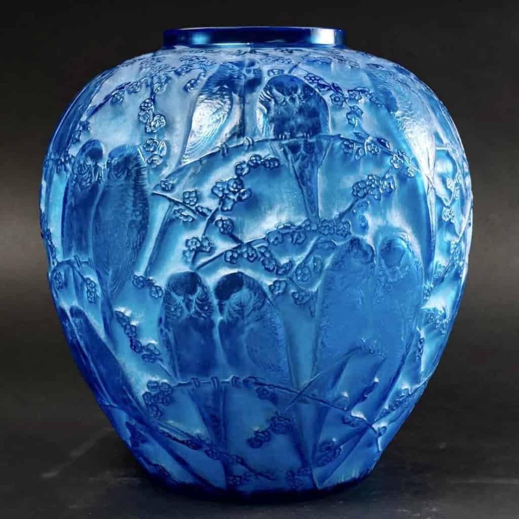 Vase « Perruches » verre bleu électrique patiné blanc de René LALIQUE | Biron Vase "Perruches" verre bleu électrique patiné blanc de René LALIQUE