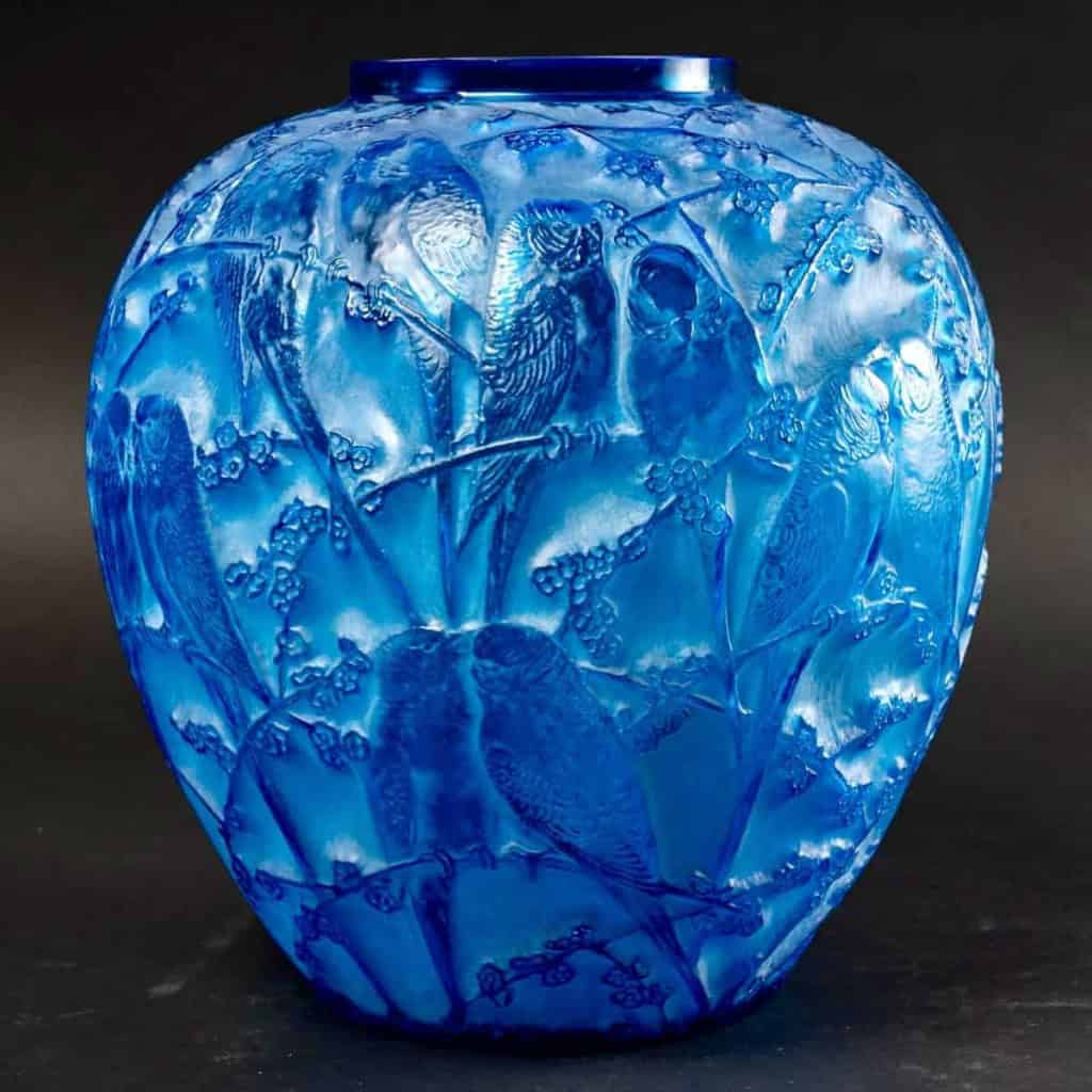 Vase « Perruches » verre bleu électrique patiné blanc de René LALIQUE | Biron Vase "Perruches" verre bleu électrique patiné blanc de René LALIQUE