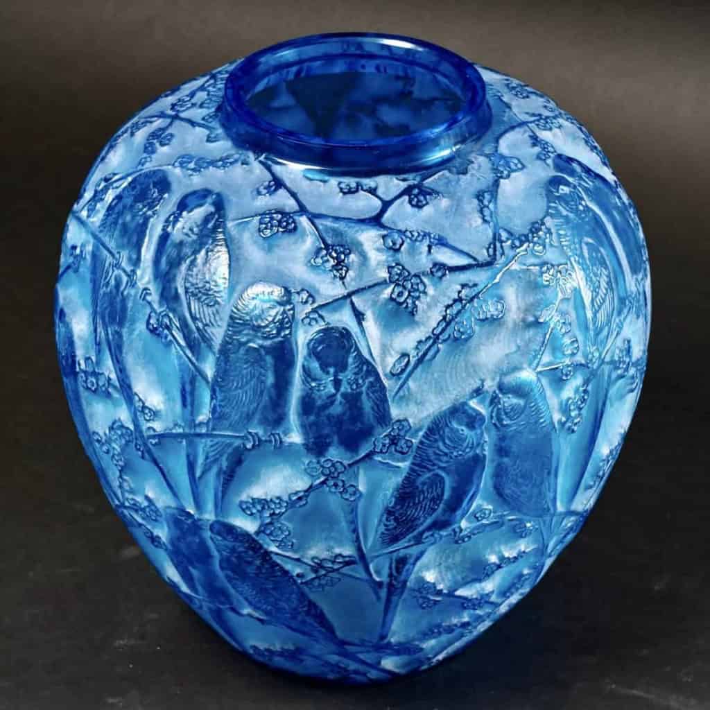 Vase « Perruches » verre bleu électrique patiné blanc de René LALIQUE | Biron Vase "Perruches" verre bleu électrique patiné blanc de René LALIQUE