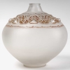 Vase « Sirènes et Cabochons » verre blanc patiné sépia de René LALIQUE | Biron Vase "Sirènes et Cabochons" verre blanc patiné sépia de René LALIQUE